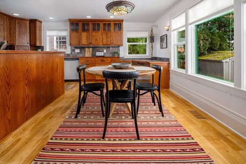 "Super cute, clean house with great living spaces. Comfortable and within walking distances to shops, restaurants, etc" - Elsa