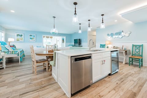 Large center bar area