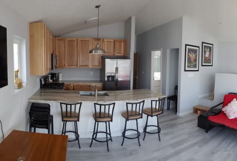 Kitchen and breakfeast bar