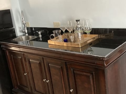 Alice Suite - Wet Bar