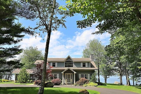 Drive up view of the house