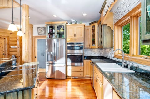 Kitchen w/ updated appliances