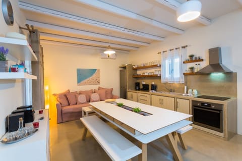 3 Villas with 3 private pools & Jacuzzi:
Villa Artemis 