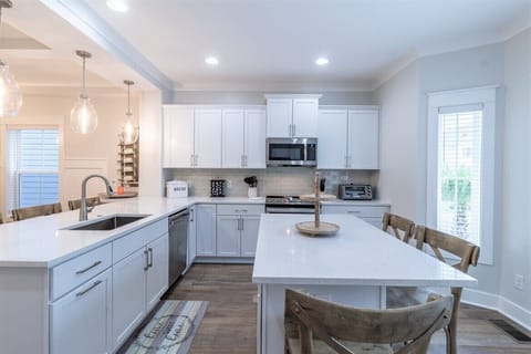 Kitchen with eat in island