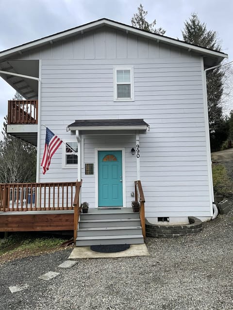 Welcome to our cottage by the lake!