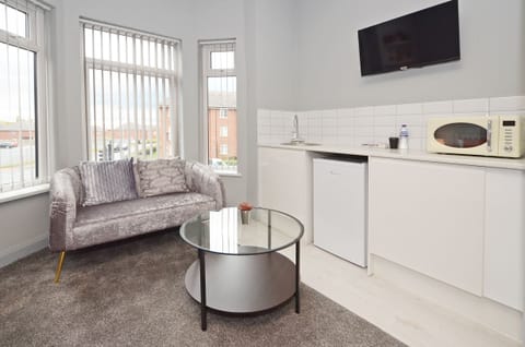 Studio - Private Bathroom & Kitchenette