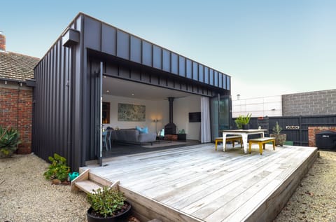 MODERN EXTENSION -INDOOR | OUTDOOR LIVING AND DECKED AREA WITH BBQ