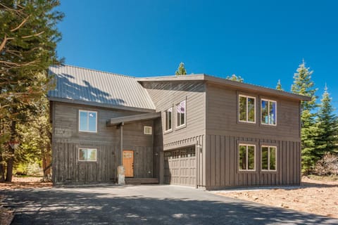 Two car garage and flat driveway makes it easy during the winter