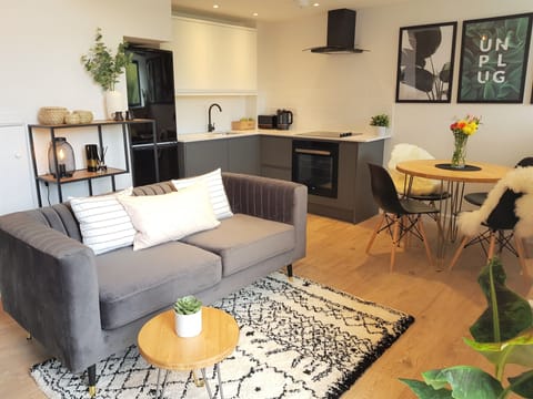 Mossy Lea Cottage - open plan living space