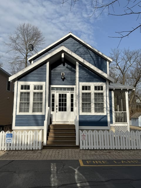 Beautiful 3 Floor 4 Bedroom Family Friendly