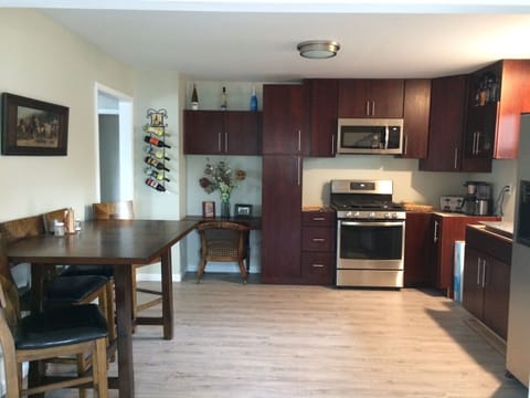 Kitchen with gas range/griddle/dishwasher, high top table/chairs
