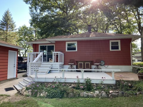Back deck with bar for entertaining
