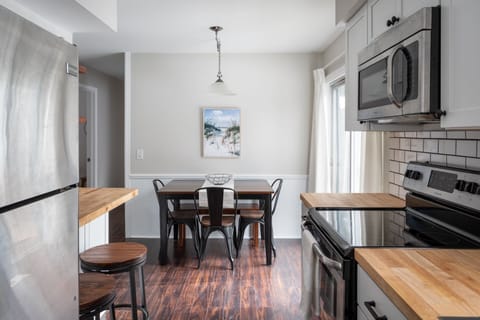 Seat 6 comfortably around the kitchen table with bench seating.