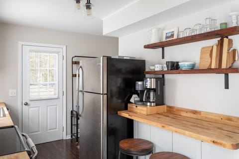 Have a quick breakfast at the bar seating.