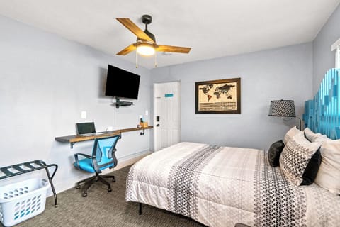 Boutique Beach Retreat Treasure Island 1 King bed  2nd floor room