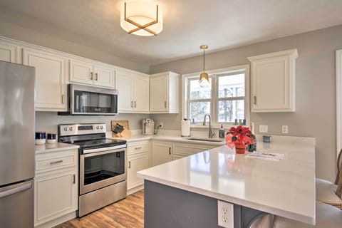 Fully Equipped Kitchen | Dishware/Flatware