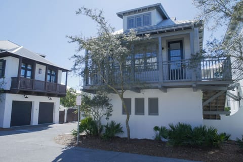 Taurins Carriage House balcony and entrance