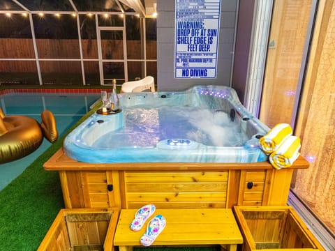 This cozy, heated spa is the cherry on top of your luxury getaway—perfect for sipping a drink or stargazing in comfort.
