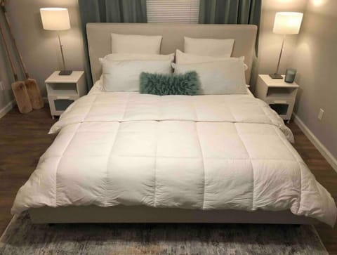 Primary bedroom with queen bed, Smart television  and private En-suite 