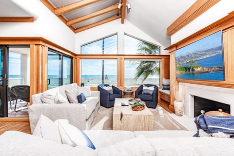 Can't beat the living room view. Bright, cheery, and simply stunning.
                