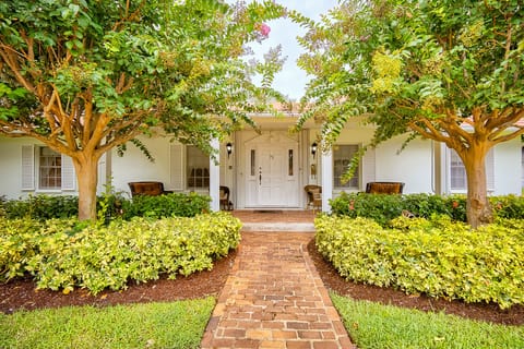 Beautiful welcoming entrance with a porch. Wheelchair accessible. see other pics
