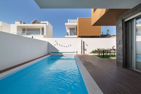 Villa Atlântico is a luxurious holiday home for rent in Salir do Porto, within walking distance to the famous Silver Coast - Portugal beaches.