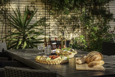 Terrace overlooking the hills, plancha grill ready for convivial moments