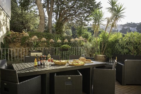 Terrace overlooking the hills, the plancha grill awaits you.