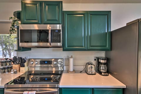 Fully Equipped Kitchen | Dishware & Flatware