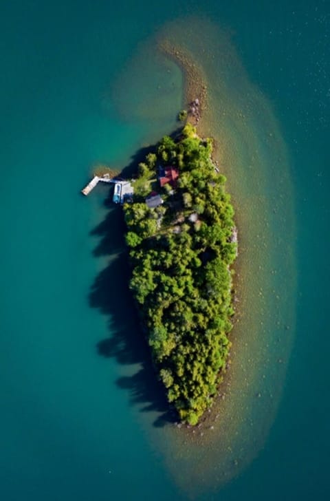 Howard Island: beautiful land surrounded by clear, fresh water! 