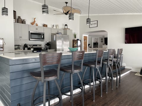 Tall bar top in kitchen seat 5