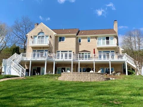 Lake side - Spacious deck & lower covered patio with beautiful lake views