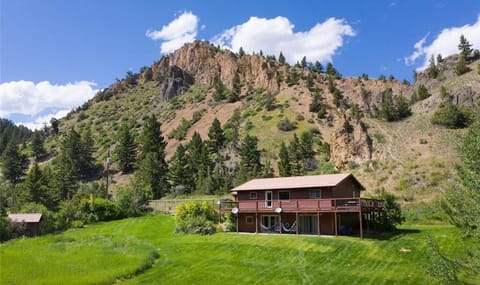 Cinnabar Canyon House- 12 miles from Yellowstone National Park- private basecamp