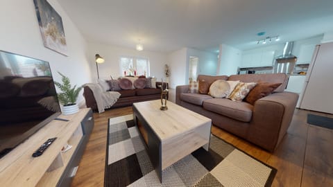  Large Open plan lounge/diner with Smart TV, Wifi and Netflix