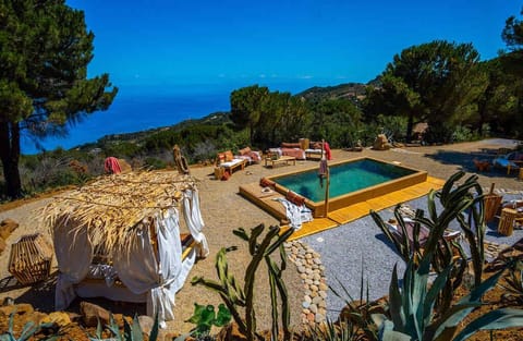 Incredible location overlooking the sea