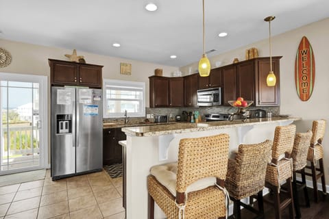 Main Level - Kitchen Peninsula with seating