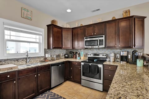 Main Level - Full Kitchen