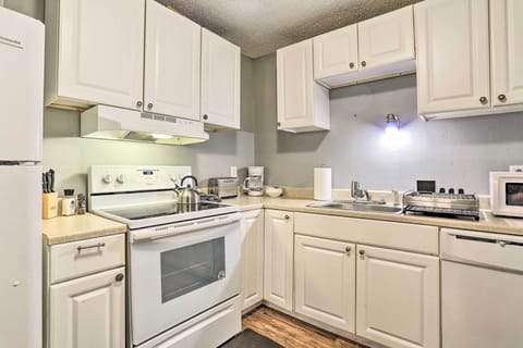 Fully Equipped Kitchen | Flatware Provided