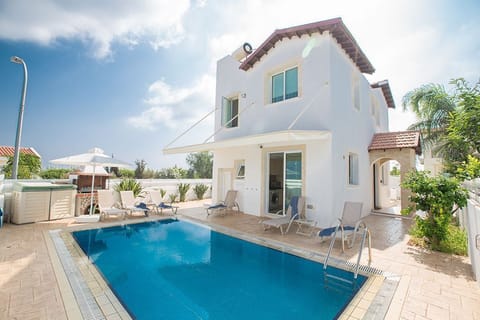 Villa KV60, Lovely 3BDR Pernera Villa, Walking Distance to the Beaches
