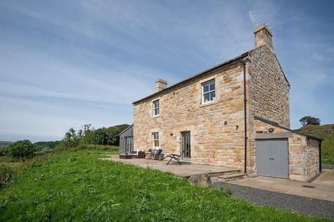 Lowtown Cottage - pretty sandstone front aspect