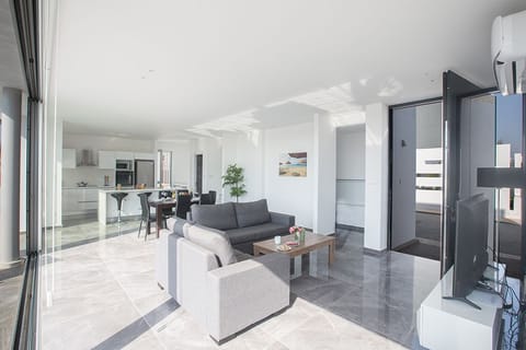 Open-Plan Ground floor with living room, kitchen and dining area