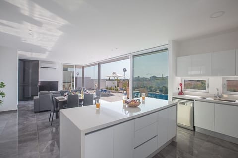 Kitchen with breakfast bar with extra seating for 3 people