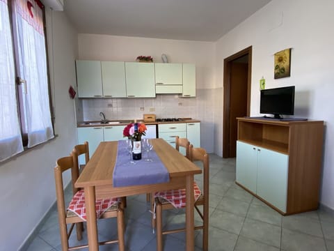 Table, Furniture, Property, Chair, Cabinetry, Wood, Interior Design, Floor, Flooring, Hardwood