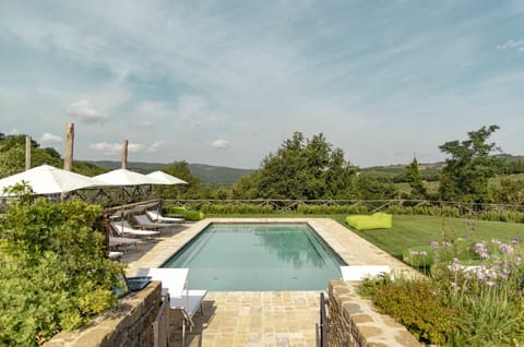 Plant, Swimming Pool, Garden, Composite Material, Shrub, Resort, Landscaping, Yard, Tile