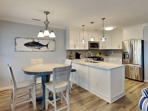 Full Size Kitchen & DIning