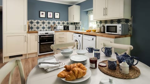 Wood Cottage - round dining table in the kitchen