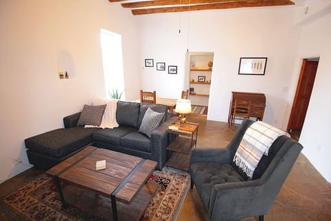 Welcome to the house of your dreams! Let our recently refurbished home be the base for a perfect Santa Fe visit!
