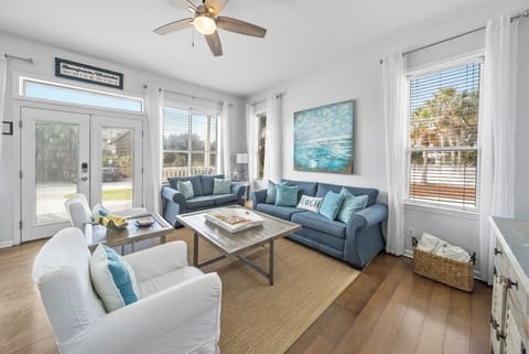 Large Open Living Area, Pull Out Sofa, Smart TV & games