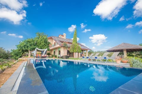 Villa OT7, Stunning 4BDR Ayia Napa Villa, a 5-7 minute drive to Nissi Avenue