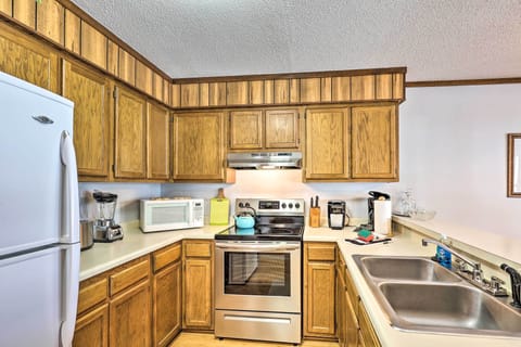 Fully Equipped Kitchen | Cooking Basics & Spices | Drip & Keurig Coffee Machines